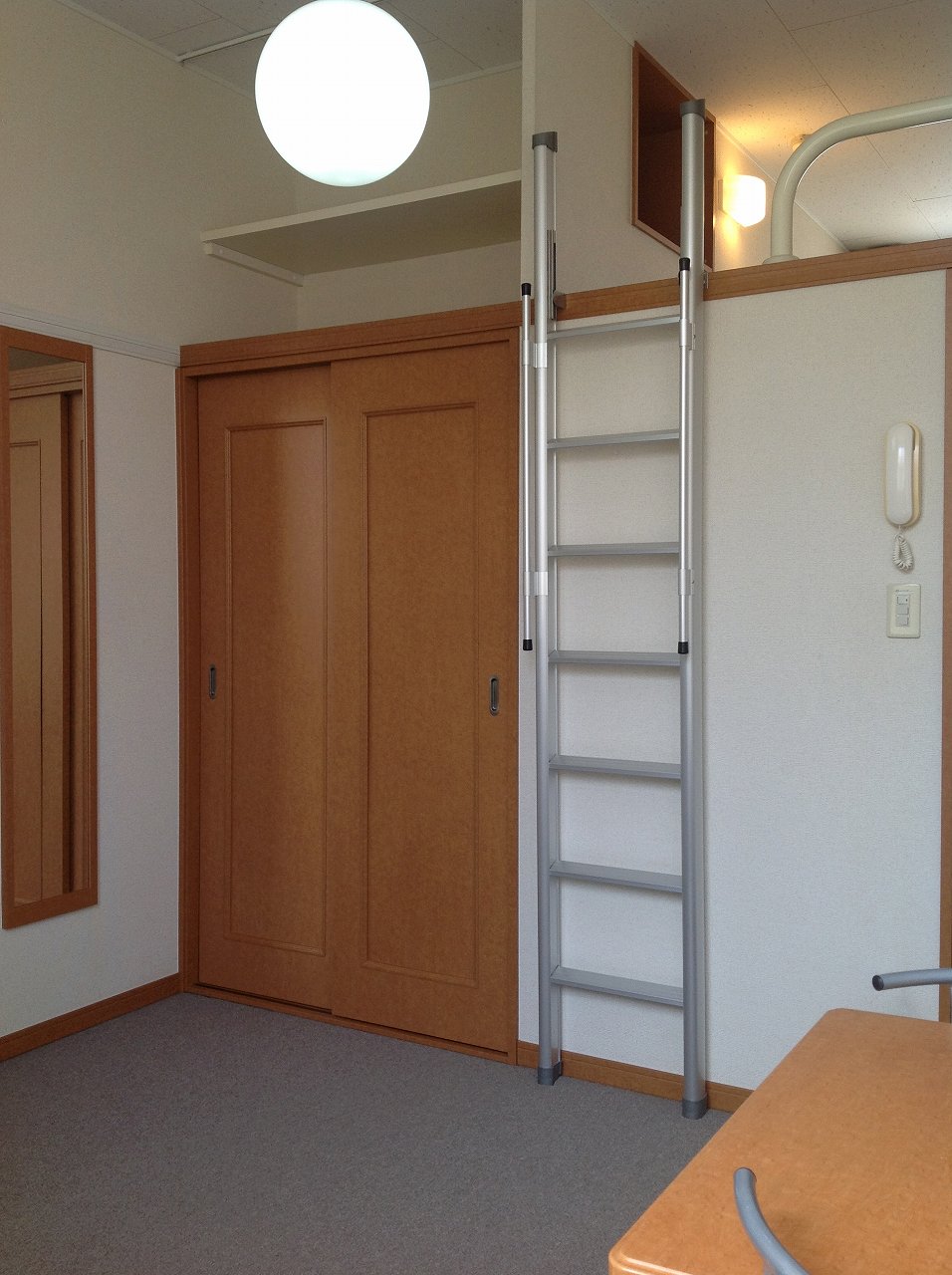 レオパレスミモザ 玄関