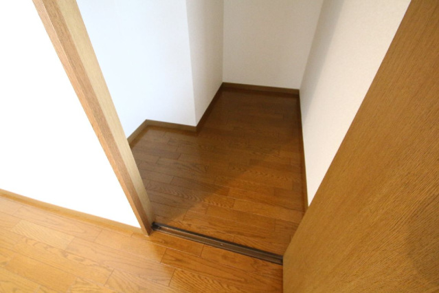 プラスサムⅡ1階 写真は同型201号室。現状優先