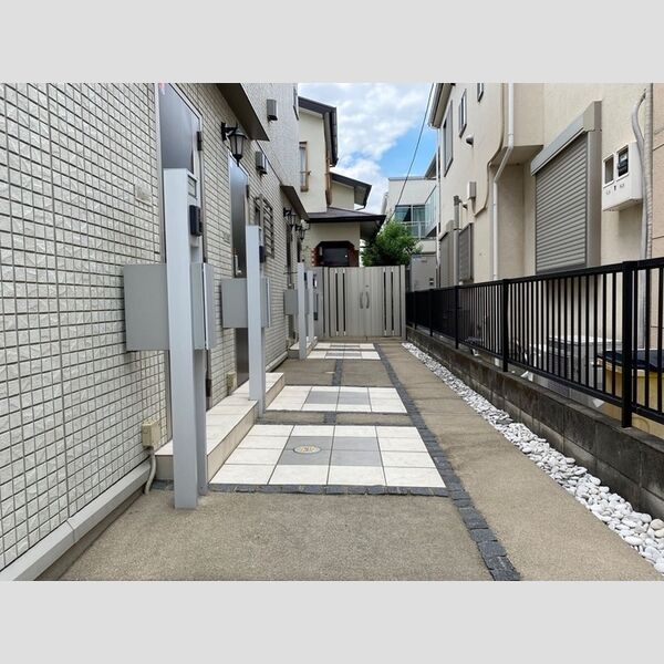 D-room 祖師谷 玄関前通路