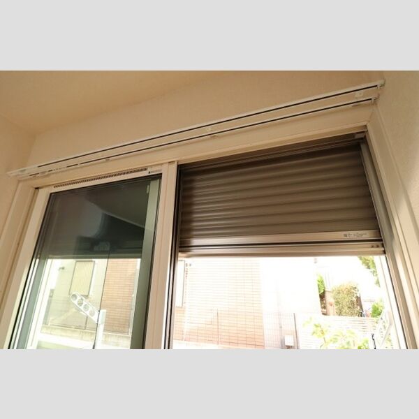 シエルメール106号室 窓にはシャッター雨戸