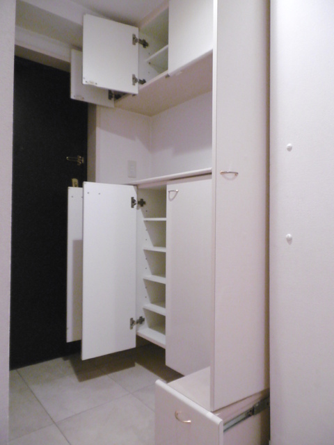 コスモ八王子ロイヤルフォルム　４０８号室 下駄箱