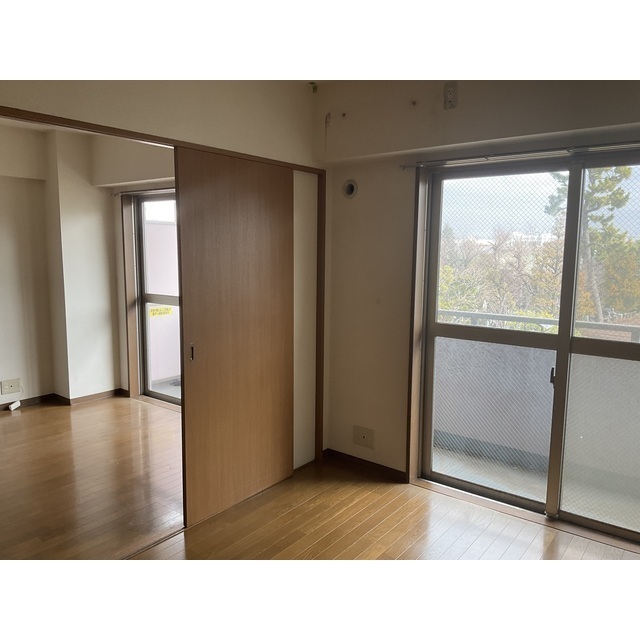 ドミール・コンフォール親水公園302号室 リビング