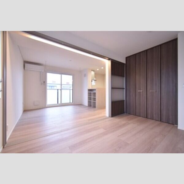 Same sky303号室 居室とリビングダイニング