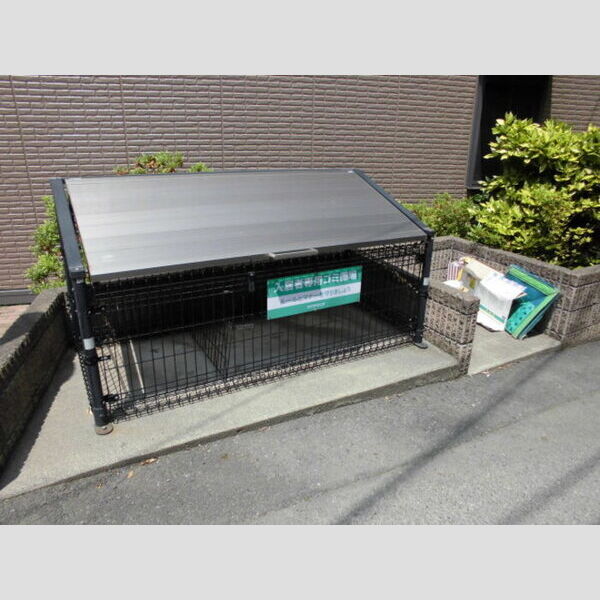 ヴィクトリー・ヴィラ 共用ゴミ置き場(専用ボックスが設置されています)
