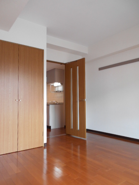 ルミエール反町0302号室 リビング