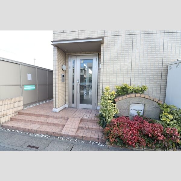 ロイヤルヒル三郷 エントランス