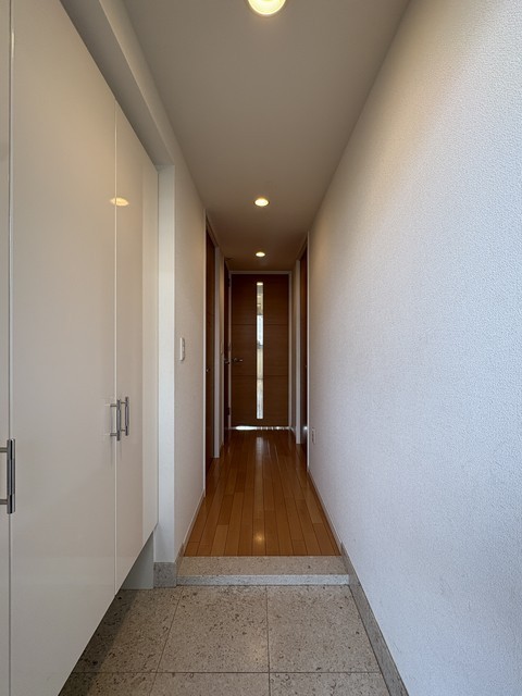 川口ティーブルー306号室 玄関廊下（2025年10月撮影）