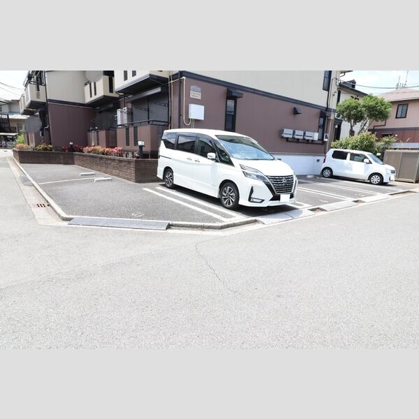 パストラル 駐車場