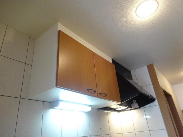 シェルル江北 キッチン吊戸棚・換気扇