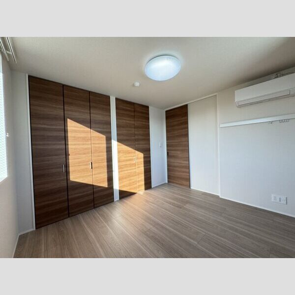 フレジア201号室 ワイドな収納がポイントの6.6帖主寝室、AC・照明付き♪