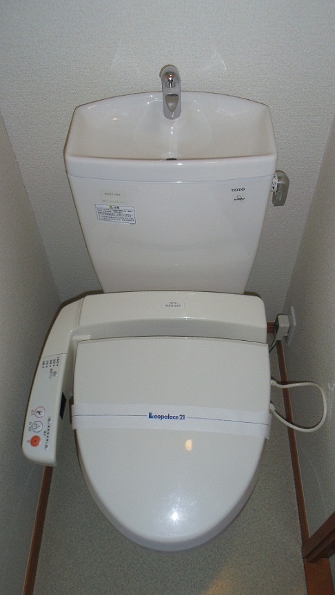 レオパレスガーネット202号室 温水洗浄便座
