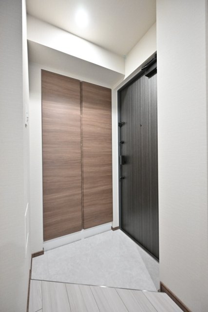 ＧＲＡＮＳＩＴＥ　ＮＡＫＡＭＥＧＵＲＯ8階 玄関