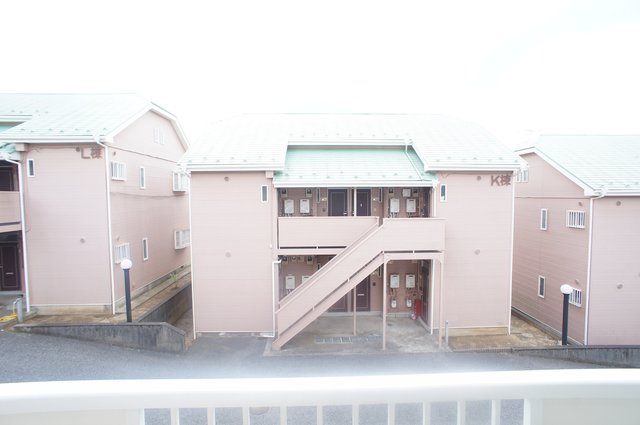 アーバンスクウェアーなかにしＭ棟0103号室 玄関先は屋根付きです
