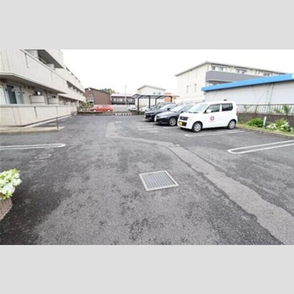 ロイヤルフレア・M102号室 駐車場