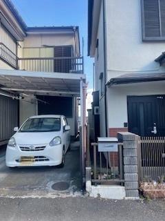 厚木市上依知戸建 駐車場は屋根付き！