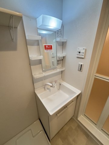 ウィンメゾン薬園台0103号室 ゆったりとスペースのある洗面所