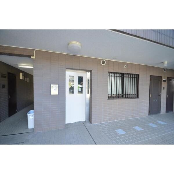 リバティハウス303号室 エントランス