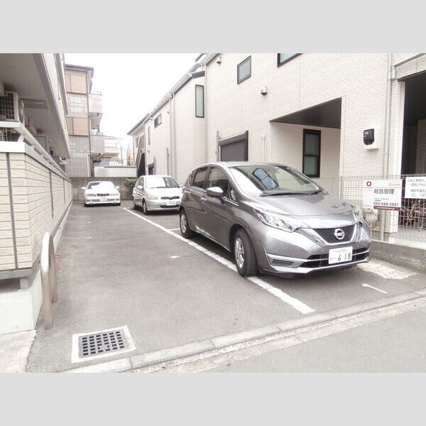 KOMUKAI　Residence 駐車場