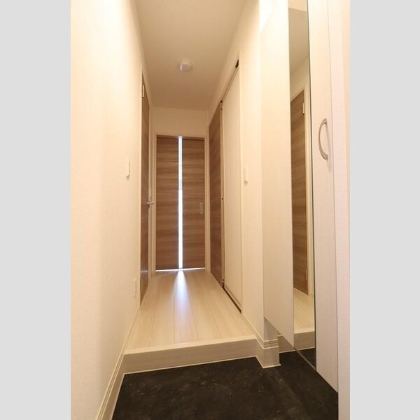 Casa Hermosa111号室 玄関には鏡付シューズクローク