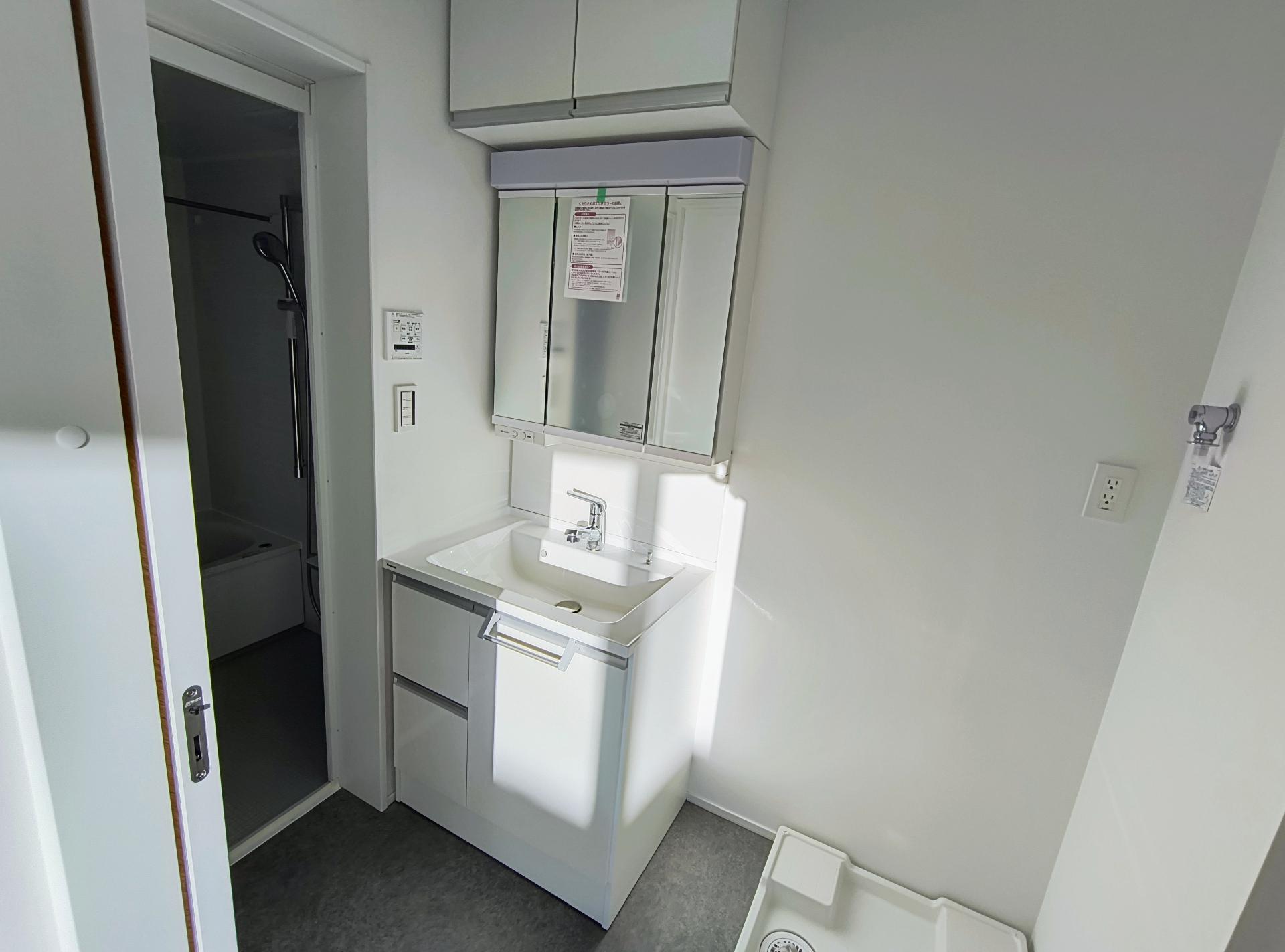 テラス新江古田2B号室 独立洗面台、大きな収納付き