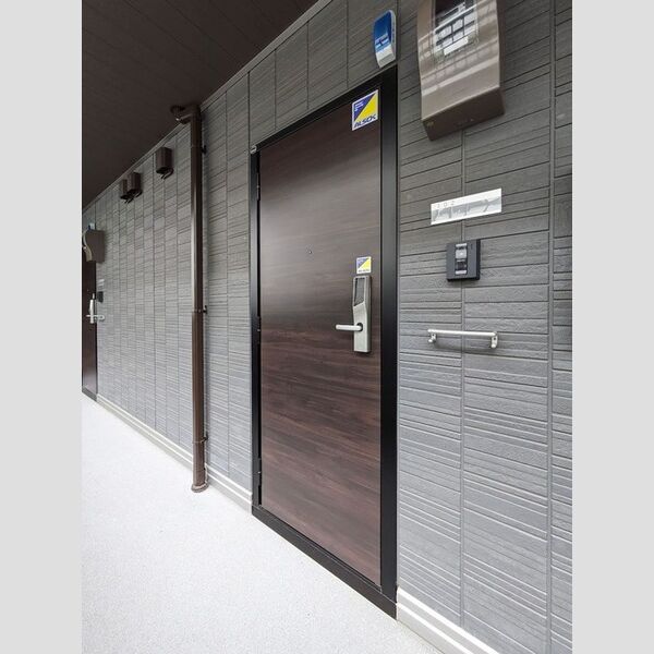 レスティングスウェル浦和102号室 玄関扉