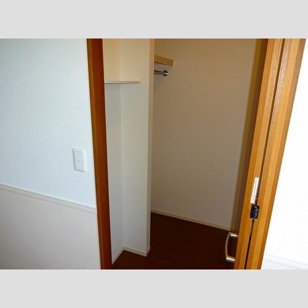 クレッシェンド205号室 ウォークインクローゼット