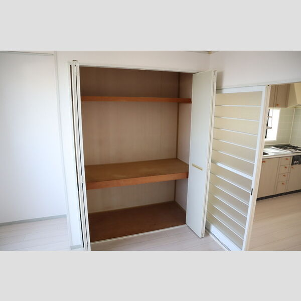 グリーンパークマルオカ307号室 南側洋室収納