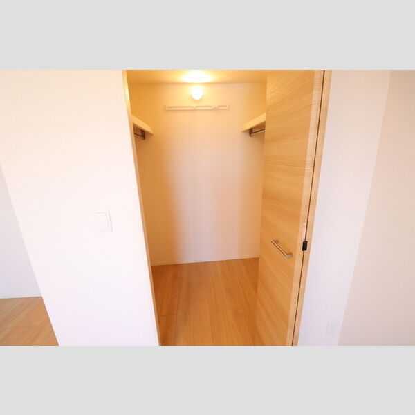 レーヴ・シェソワ307号室 ウォークインクローゼット