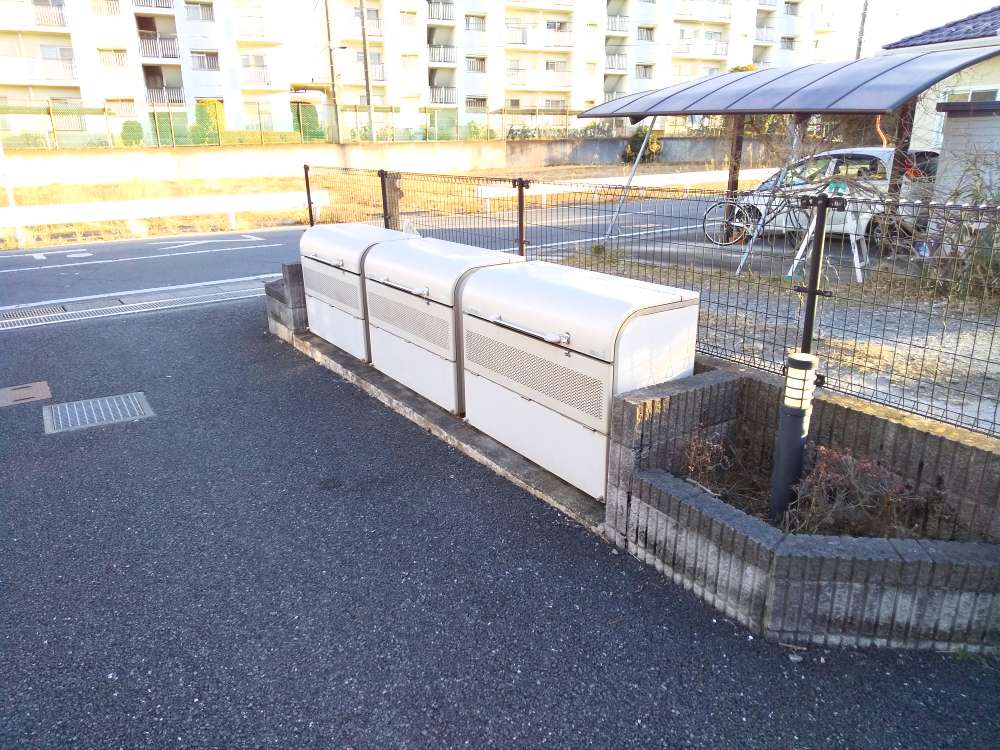 レオパレスサンクワイエット松山303号室 ゴミ庫