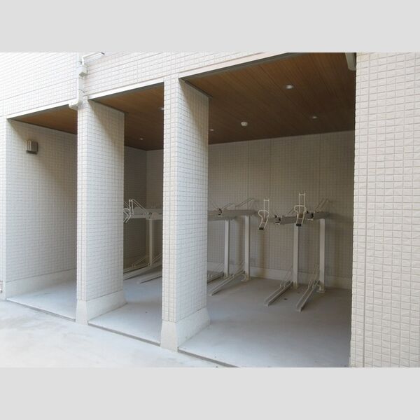 セレスティア高島平306号室 自転車置き場(完成後)