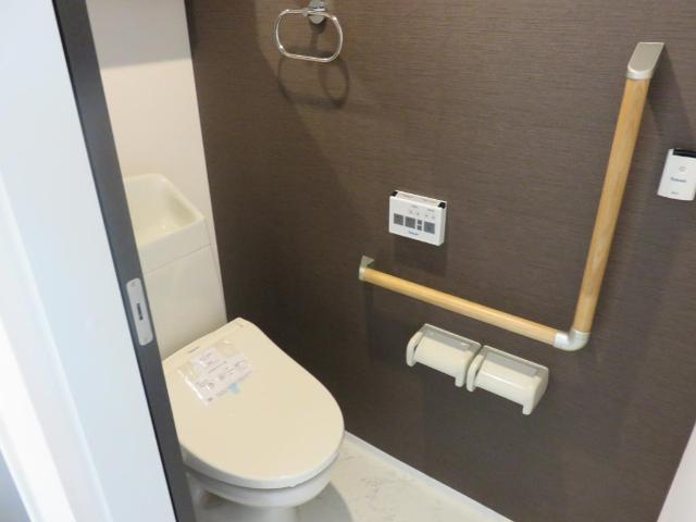 グレイシャス鎌倉201号室 シャワー付トイレ