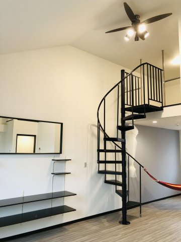 ティアラ浦安 らせん階段　ロフト付き