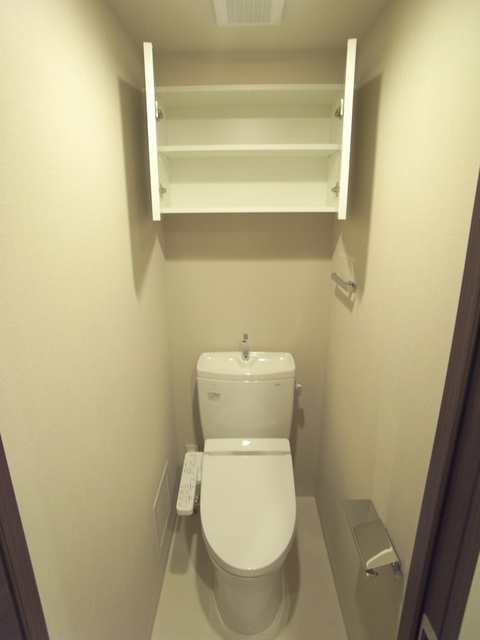 コンシェリア目白 ＴＨＥ ＧＲＡＮＤ ＲＥＳＩＤＥＮＣＥ4階 吊戸棚・ウォシュレット付きトイレ