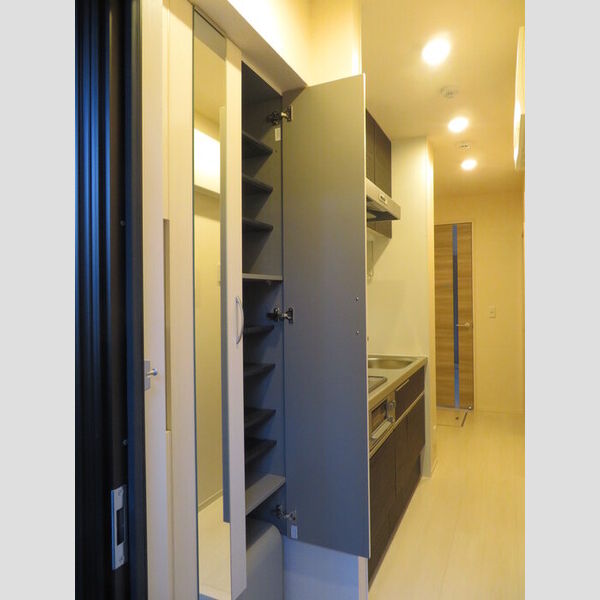 ヴィクトワール ミラー付シューズボックスです。