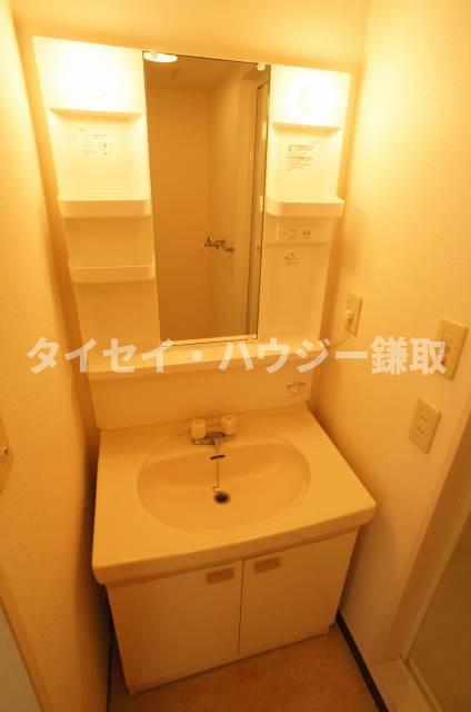 オーシャンビュー参番館0406号室 便利な洗面台です