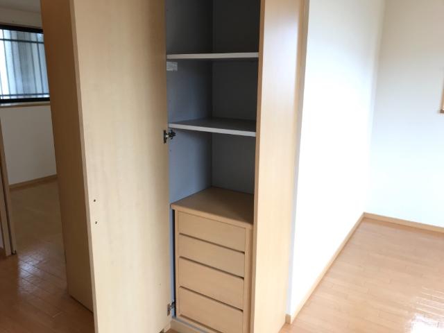 フォレストヴィラⅡ201号室 リビング収納