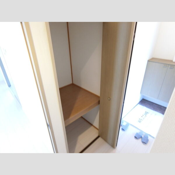 パティオ101号室 玄関前収納