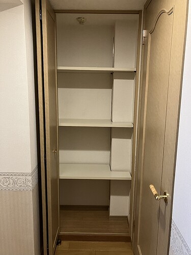 ライオンズマンション鎌倉七里ガ浜海岸3階 廊下の収納