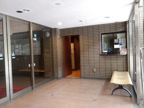 ライオンズマンション千葉グランドタワー16階 管理人室前、ベンチ　※2025年９月撮影