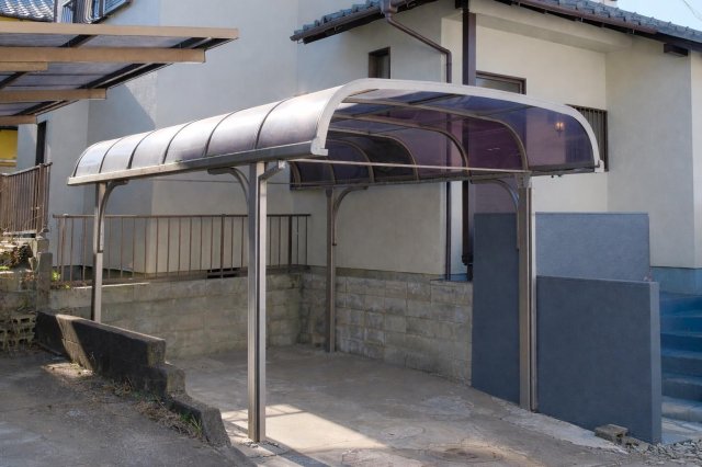 北欧andフレンチのデザイナーズリノベ戸建 ハイルーフ対応の屋根付カーポートです。