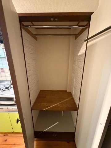 ファミール久我山B2号室 玄関クローゼット＋下シューズbox。