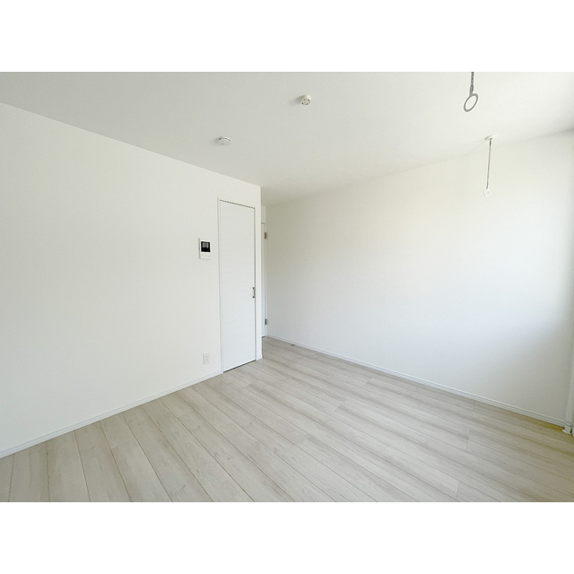 CALME101号室 白を基調とした明るい室内