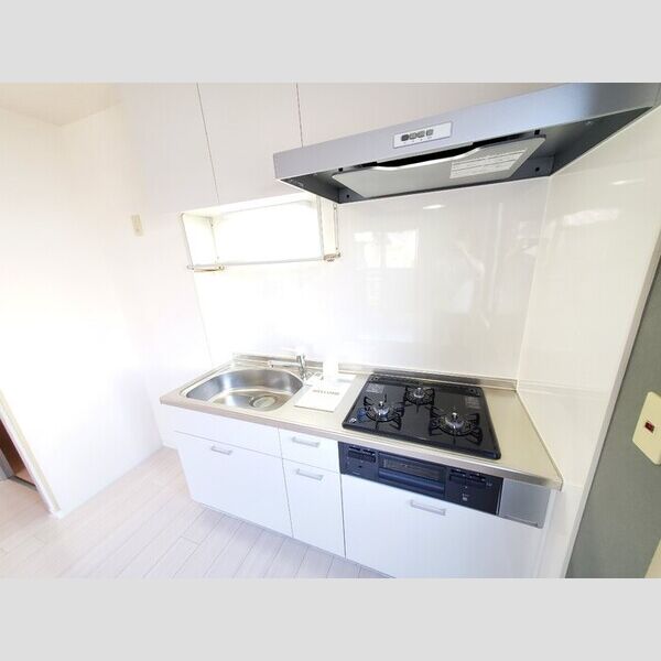 メゾンドール　弐番館 三口システムキッチンに交換済です!