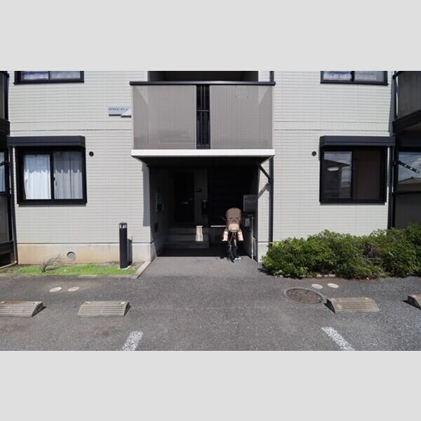 ロイヤルガーデン　B102号室 エントランス