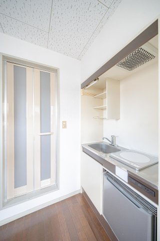 ノヴェルコート602号室 使い勝手の良いキッチン。冷蔵庫付