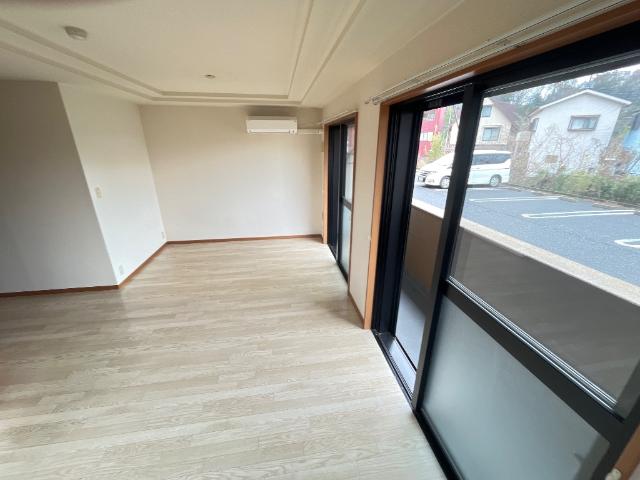 シャトー・ル・レーヴ壱番館108号室 リビング