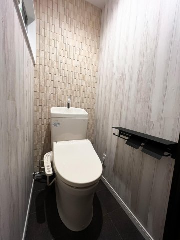 ペット健康館 志木　デザイナーズリノベ戸建 防臭効果の高いエコカラットを使用。温水洗浄便座新設