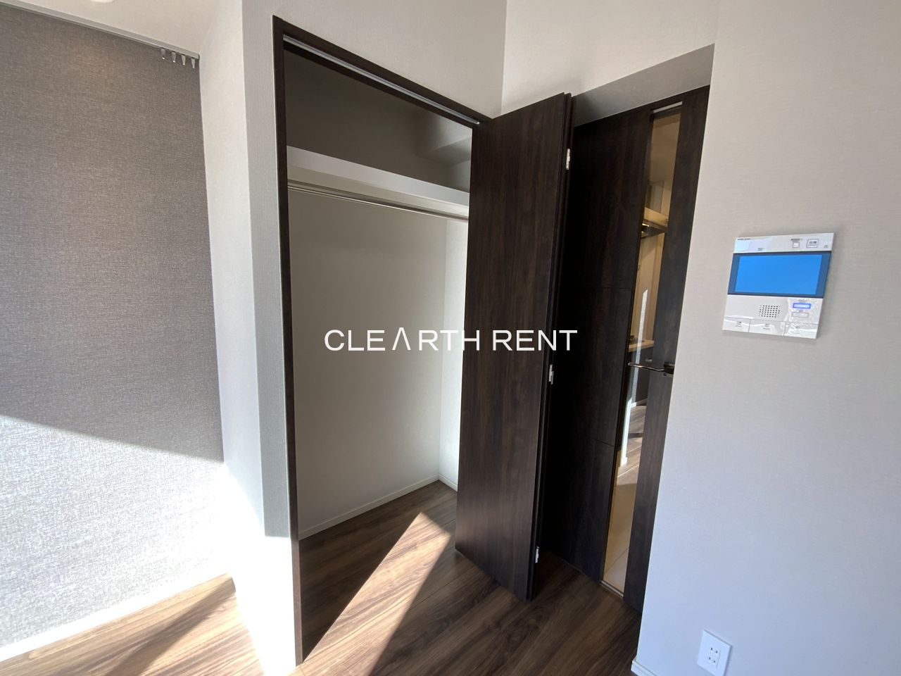 コンシェリア白金台 ＜ＴＯＫＹＯ ＰＬＡＴＩＮＵＭ＞9階 枕棚とハンガーパイプを備えたクローゼット