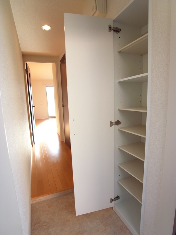 リブリ・パーシモン2階 玄関