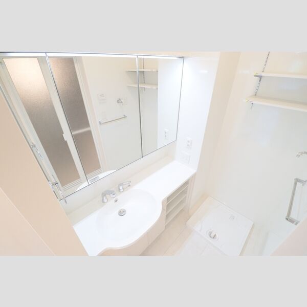 PRIMAVERA101号室 ワイドな三面鏡を備えた洗髪洗面化粧台!